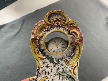 Een polychrome Delftse zakhorlogehouder, 18e eeuw